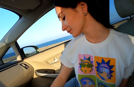 Horny brunette rubs pussy and sucks dick in the car on the coast